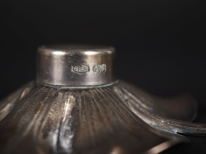 Ravissante paire de saupoudroirs en argent 800 en forme de fleur épano