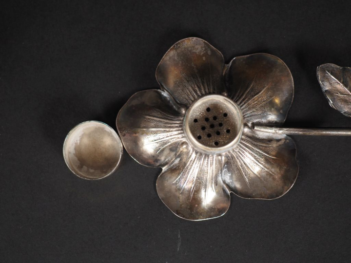 Ravissante paire de saupoudroirs en argent 800 en forme de fleur épano