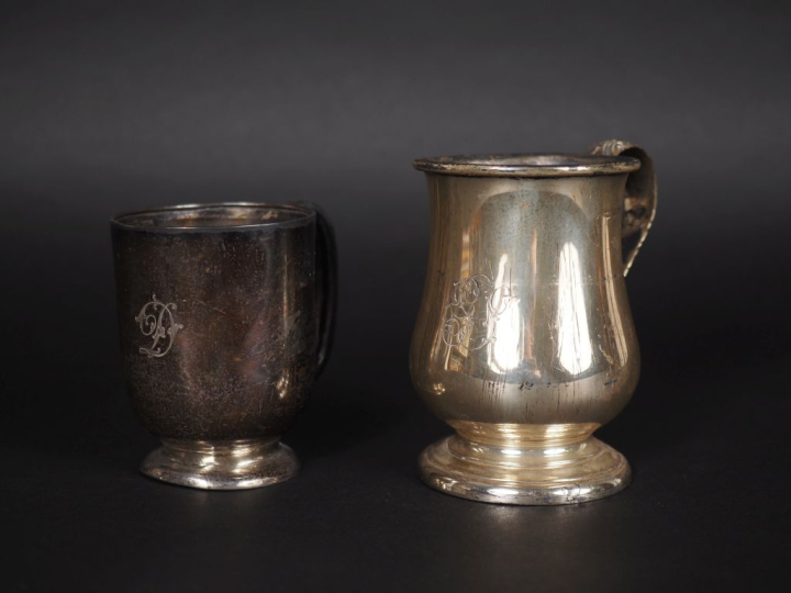 Ensemble comprenant :  - une tasse sur piédouche en argent anglais, po