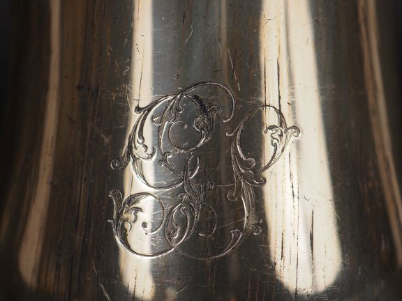 Ensemble comprenant :  - une tasse sur piédouche en argent anglais, po