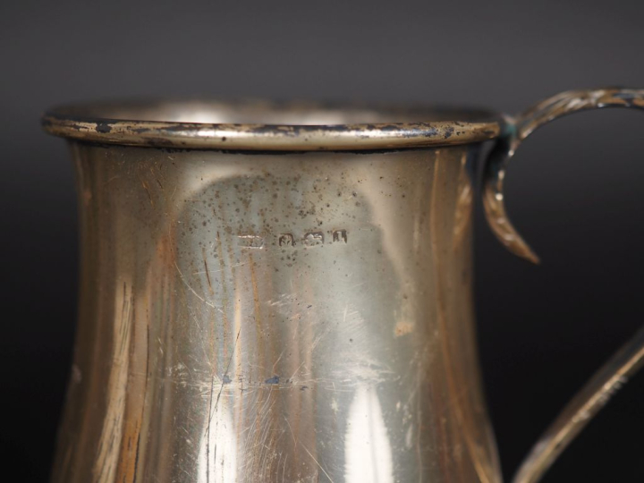 Ensemble comprenant :  - une tasse sur piédouche en argent anglais, po