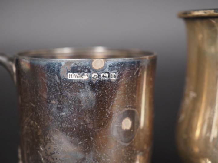 Ensemble comprenant :  - une tasse sur piédouche en argent anglais, po