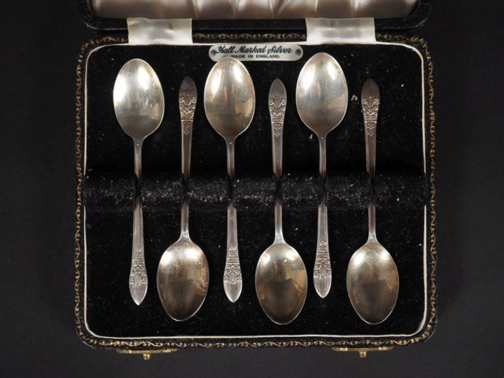 Suite de six cuillères à moka en argent anglais, poinçon lion marchant