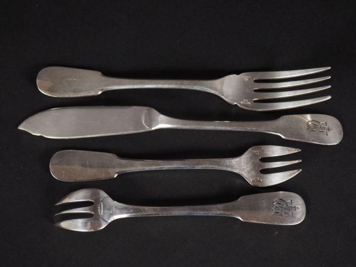 CHRISTOFLE Partie de ménagère en métal argenté, modèle uniplat, monogr