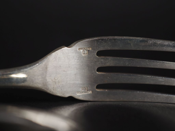 CHRISTOFLE Partie de ménagère en métal argenté, modèle uniplat, monogr