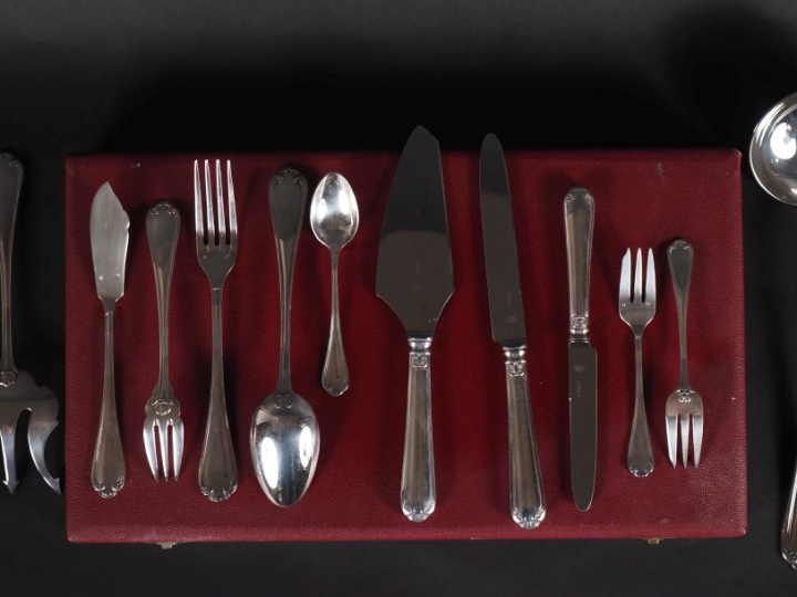 SAINT MEDARD Partie de ménagère en métal argenté, modèle à décor de co