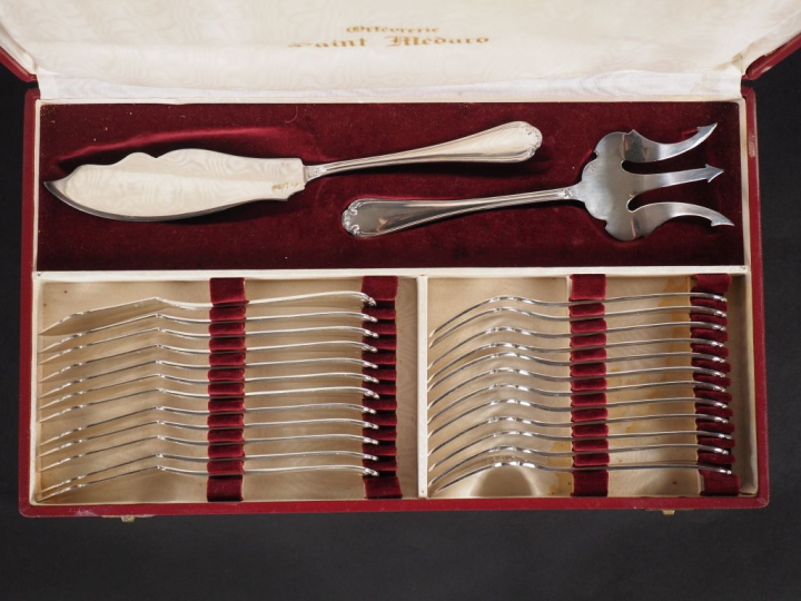 SAINT MEDARD Partie de ménagère en métal argenté, modèle à décor de co