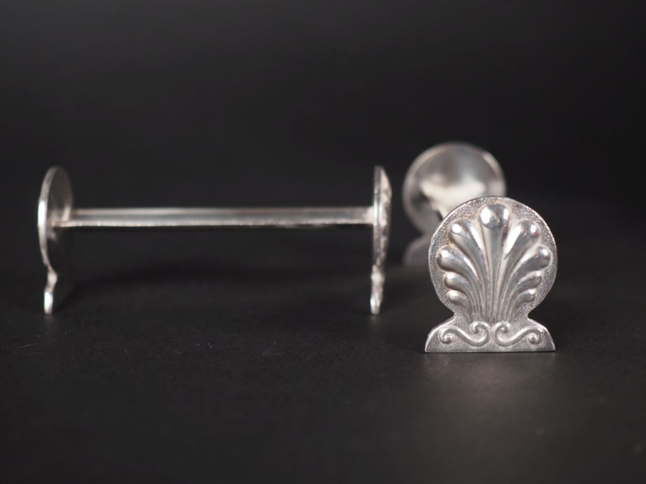 Suite de douze porte-couteaux en métal argenté, à décor de coquilles. 