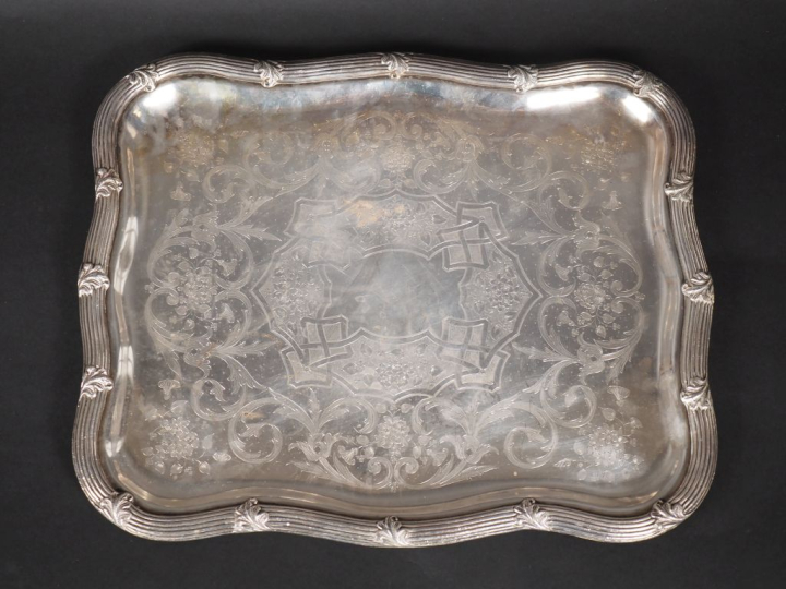 Plateau rectangulaire de style Louis XV en métal argenté, à décor grav