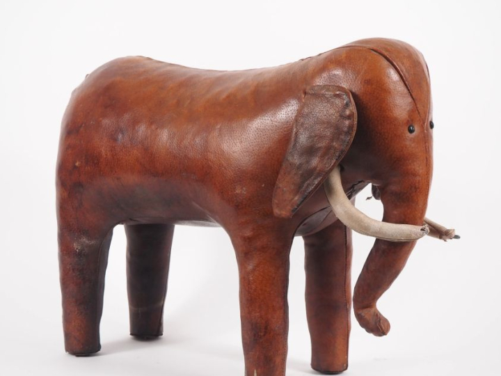 Dimitri OMERSA.  "Eléphanteau" Sculpture en cuir bourré  Dim. 46 x 58 