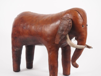 Vente aux enchères Dimitri OMERSA.  "Eléphanteau" Sculpture en cuir bourré  Dim. 46 x 58 