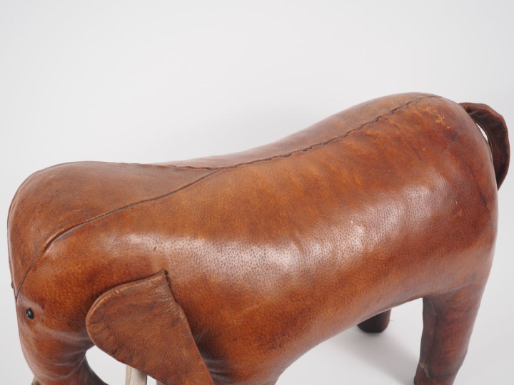 Dimitri OMERSA.  "Eléphanteau" Sculpture en cuir bourré  Dim. 46 x 58 