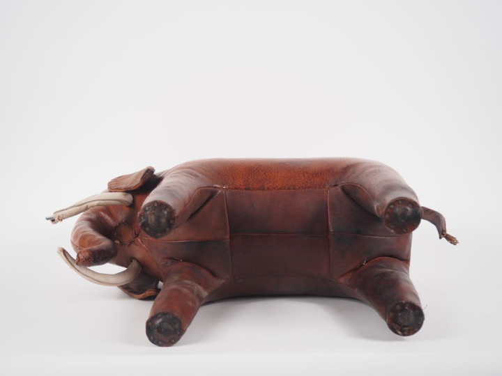 Dimitri OMERSA.  "Eléphanteau" Sculpture en cuir bourré  Dim. 46 x 58 
