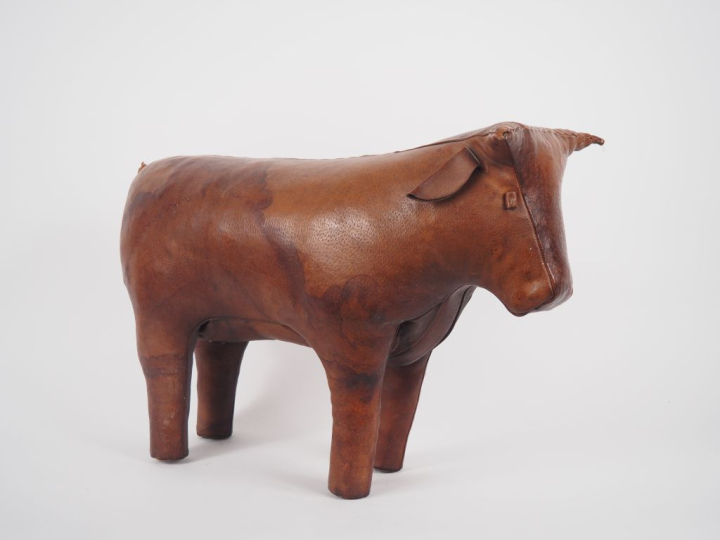 Dimitri OMERSA.  "Taureau" Sculpture en cuir bourré  Dim. 39 x 62 cm  