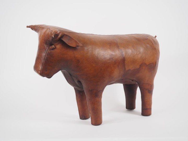 Dimitri OMERSA.  "Taureau" Sculpture en cuir bourré  Dim. 39 x 62 cm  