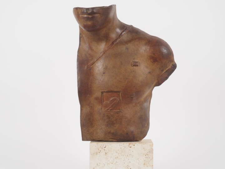 Igor MITORAJ. "Asclepios" Sculpture en bronze à patine médaille. Signé