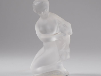 Vente aux enchères LALIQUE.  "Diane au faon".  Statuette en cristal  Signée Lalique Franc