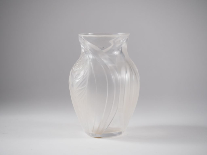 LALIQUE.  Vase "Pavie" en cristal  Signé H. 13 cm