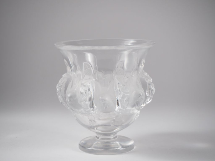 LALIQUE.  Vase "Dampierre" en cristal  Signé Lalique France H. 12 cm