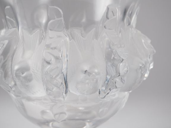LALIQUE.  Vase "Dampierre" en cristal  Signé Lalique France H. 12 cm