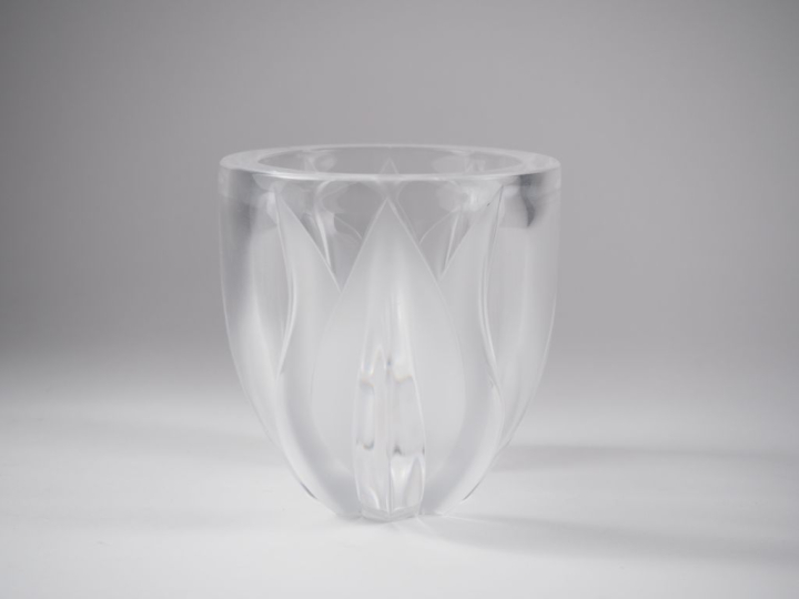 LALIQUE.  Vase "deux tulipes" en cristal  Signé  H. 10 cm