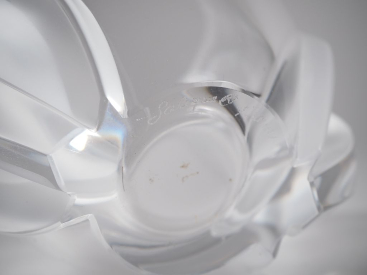 LALIQUE.  Vase "deux tulipes" en cristal  Signé  H. 10 cm