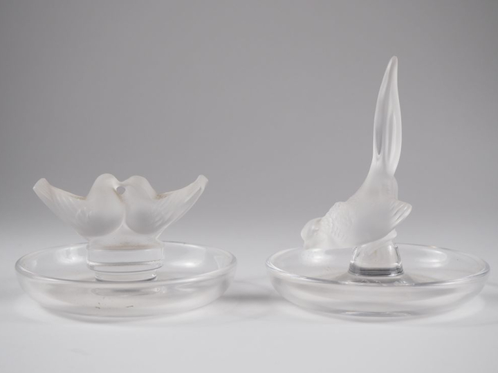 LALIQUE France.  2 différents baguiers en cristal Signés (une micro ég