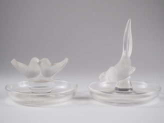 Vente aux enchères LALIQUE France.  2 différents baguiers en cristal Signés (une micro ég