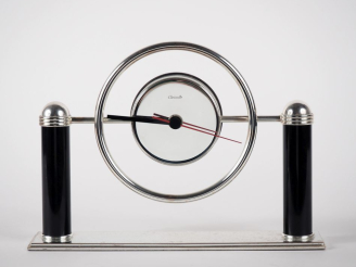 Vente aux enchères CHRISTOFLE.   Pendulette "ambassadeur" en métal chromé et laque noire.