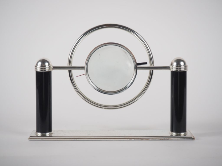 CHRISTOFLE.   Pendulette "ambassadeur" en métal chromé et laque noire.