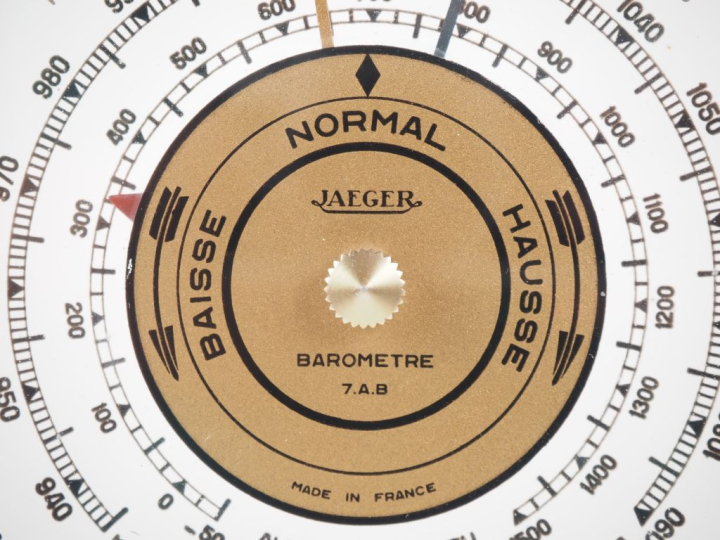 JAEGER.  Baromètre, entourage en laiton. Signé. H. 18 cm