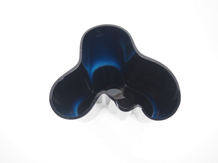 Alvar AALTO.  Vase "Savoy" en verre polylobé bleu nuit Signé H. 16,5 x