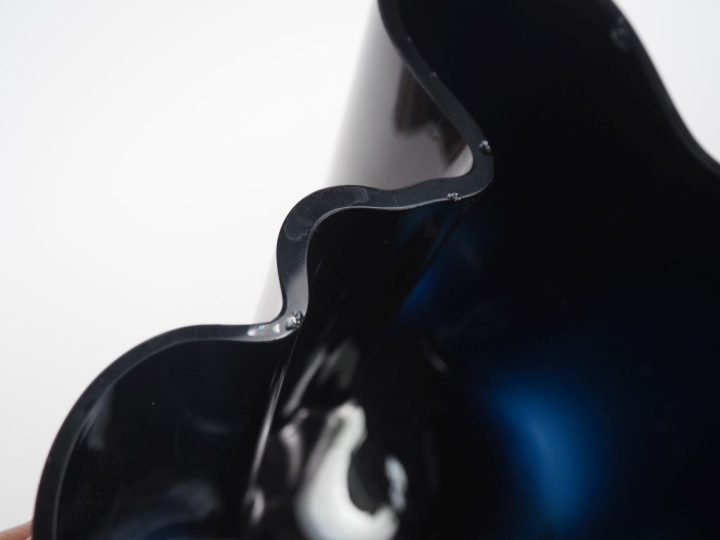 Alvar AALTO.  Vase "Savoy" en verre polylobé bleu nuit Signé H. 16,5 x