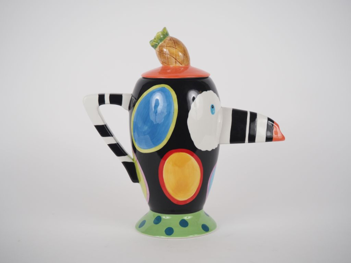 JAMESON et TAILOR.  Théière "Toucan" en porcelaine.  H. 34 cm