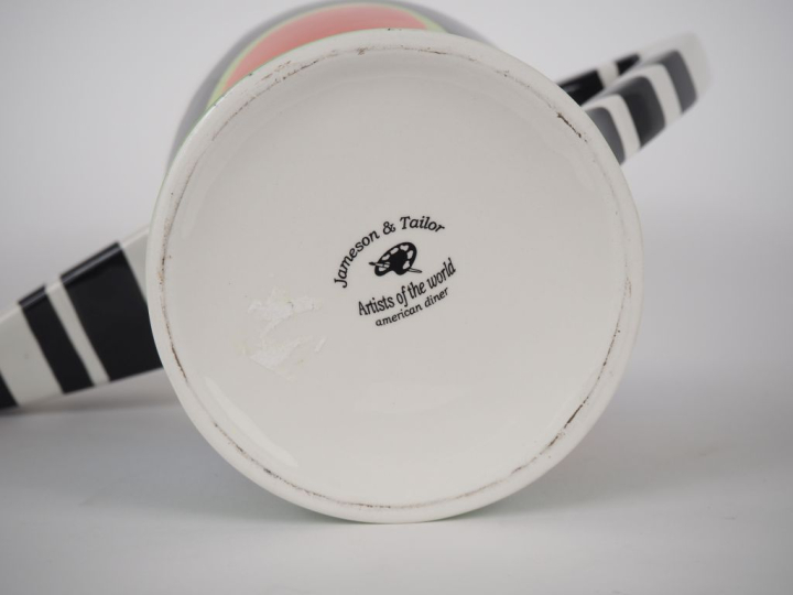 JAMESON et TAILOR.  Théière "Toucan" en porcelaine.  H. 34 cm