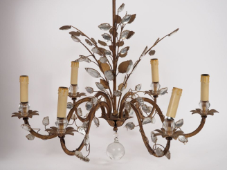 Vente aux enchères BAGUES.  Lustre en fer forgé doré et cristal, éclairant à six bras de 