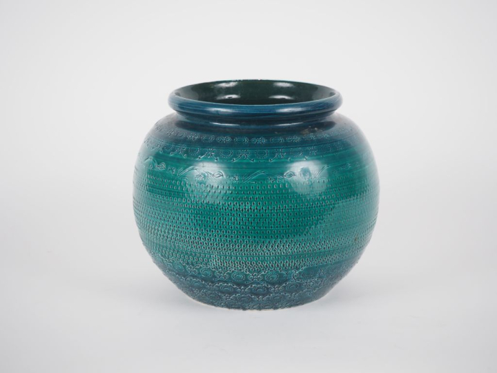 Vase boule en céramique turquoise, à décor gravé de fleurs.  H. 20 cm