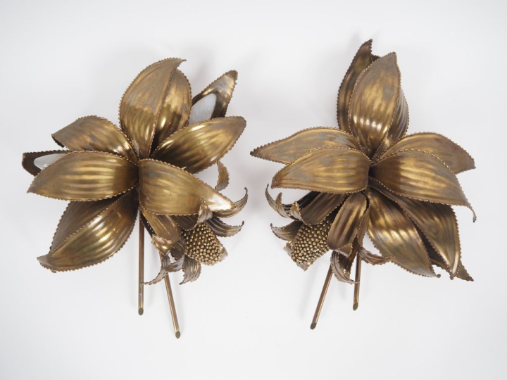 Paire d'appliques 1970 éclairant à deux lumières, à décor de fleurs ex