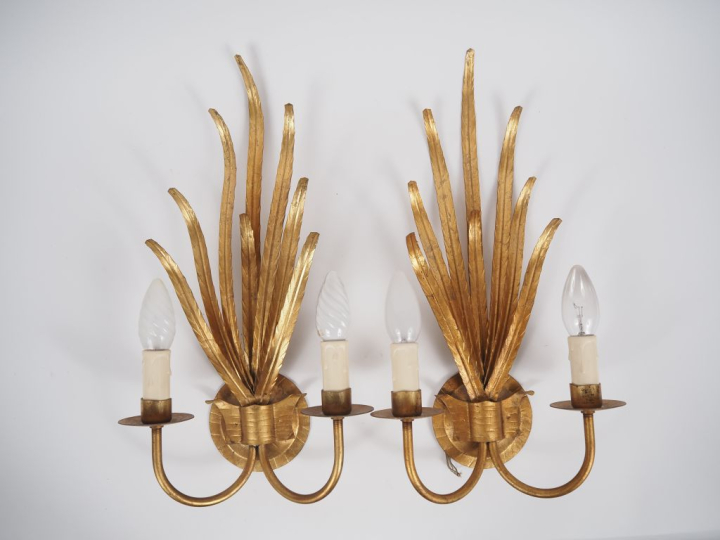 Paire d'appliques double "fougères" en métal doré.  H. 46 cm
