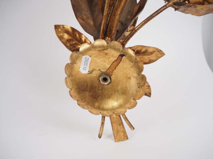 Grande applique à deux lumières, à décor de feuillage.  H. 64 cm