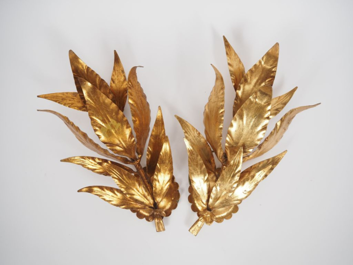 Paire d'appliques en métal doré à décor de feuillage. H. 39 cm