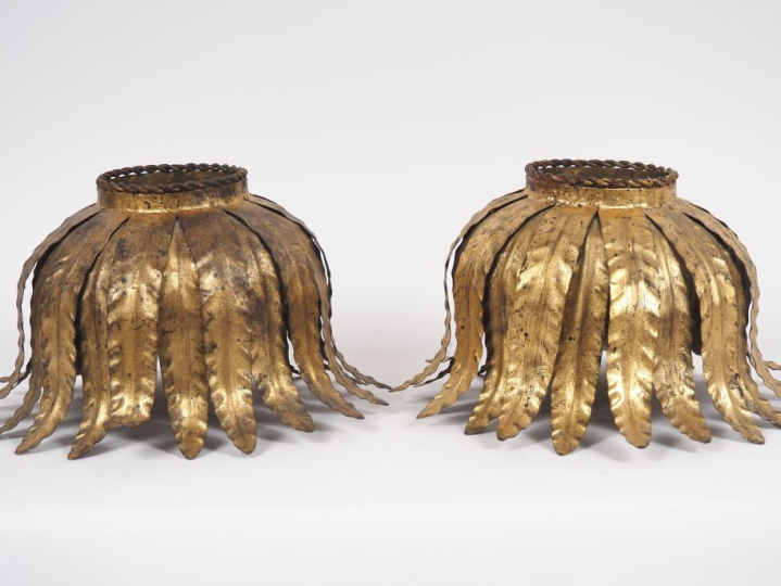 Paire de plafonniers en métal doré, décor de feuillage.  H. 19 cm