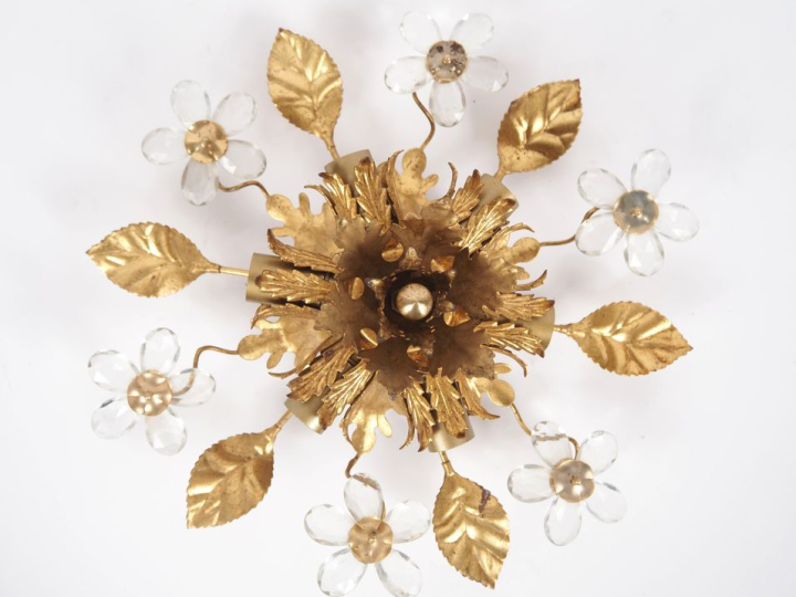 Plafonnier en laiton doré et verre, à décor de feuillage et de fleurs.
