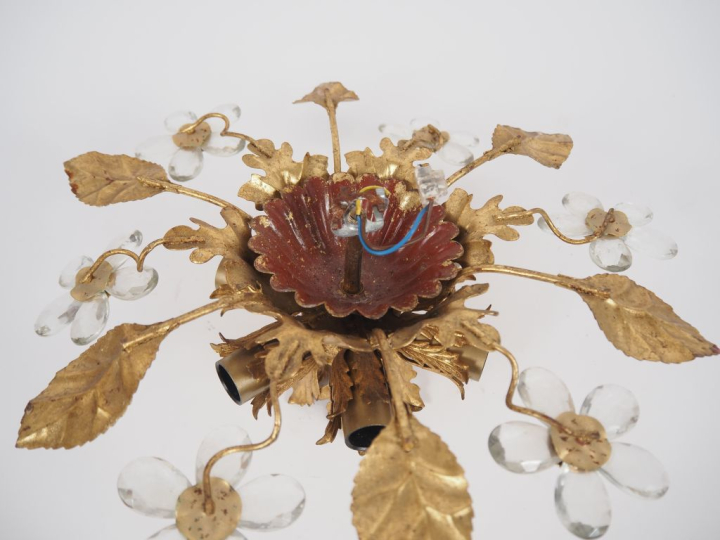 Plafonnier en laiton doré et verre, à décor de feuillage et de fleurs.