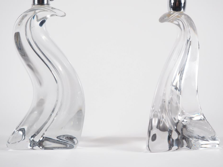 SAINT-LOUIS.  Paire de bougeoirs en cristal en forme d'oiseau stylisé.