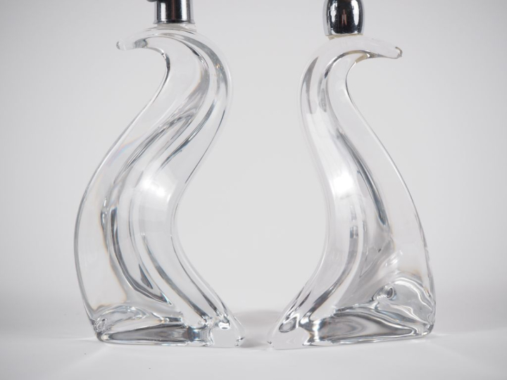 SAINT-LOUIS.  Paire de bougeoirs en cristal en forme d'oiseau stylisé.
