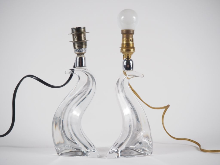 SAINT-LOUIS.  Paire de bougeoirs en cristal en forme d'oiseau stylisé.