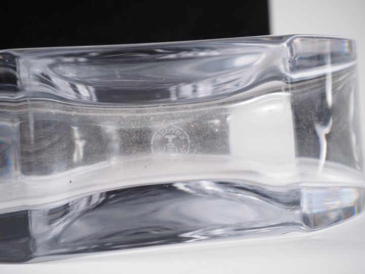 DAUM.  Cendrier en cristal H. 10 cm Signé DAUM.  "chouette" en cristal
