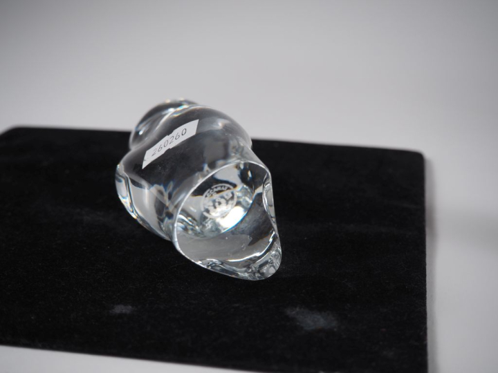 DAUM.  Cendrier en cristal H. 10 cm Signé DAUM.  "chouette" en cristal