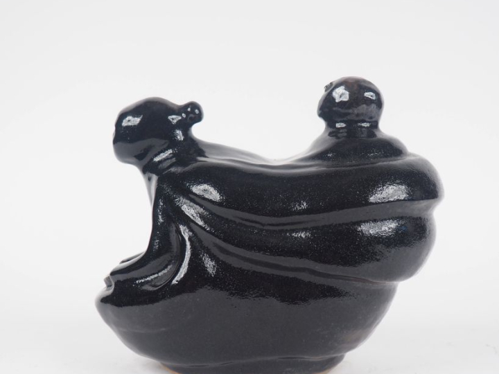 Sujet en céramique noire "jeune mère et son enfant". Dim. 20 x 21 cm